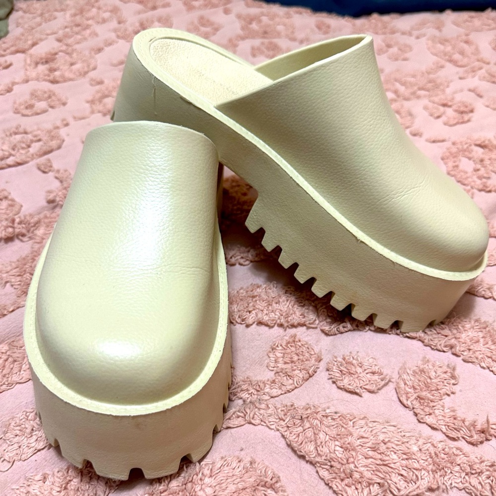 Shoedazzle platform clogs